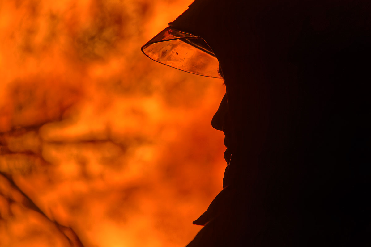 Bombero en la hoguera de San Juan