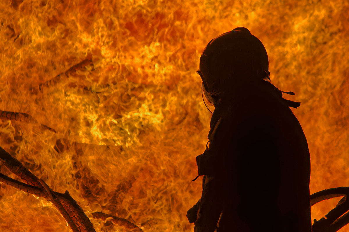 Bombero en la hoguera de San Juan