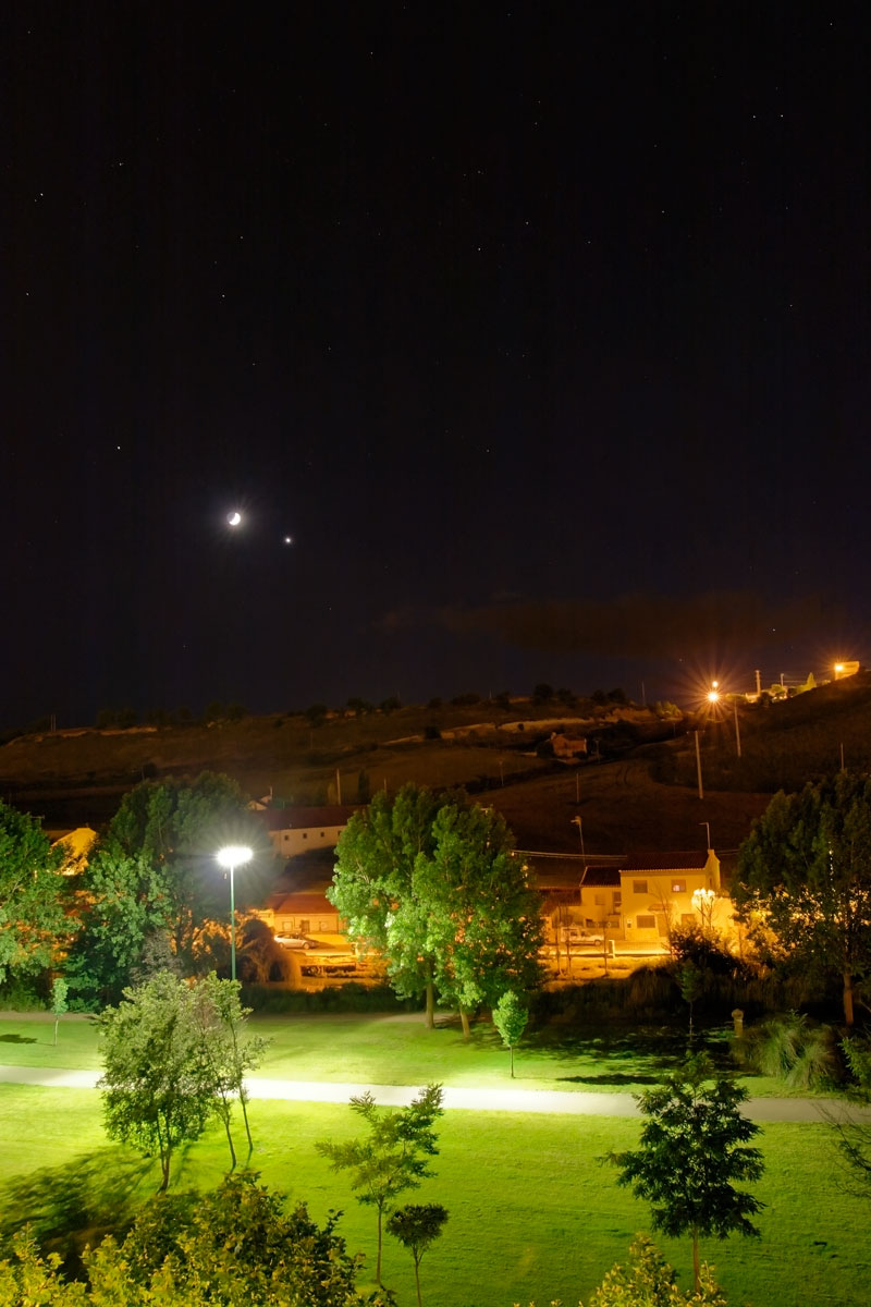 Parque nocturno a la luz de una conjunción