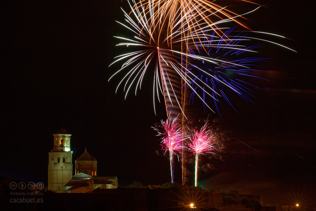 Fuegos artificiales sobre la Colegiata de Toro